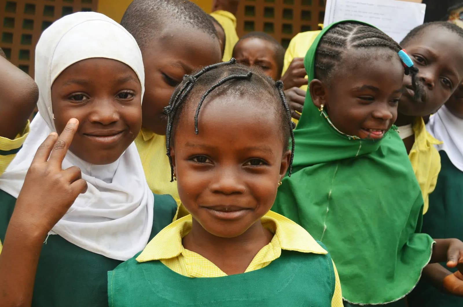 Jeune fille en uniforme scolaire